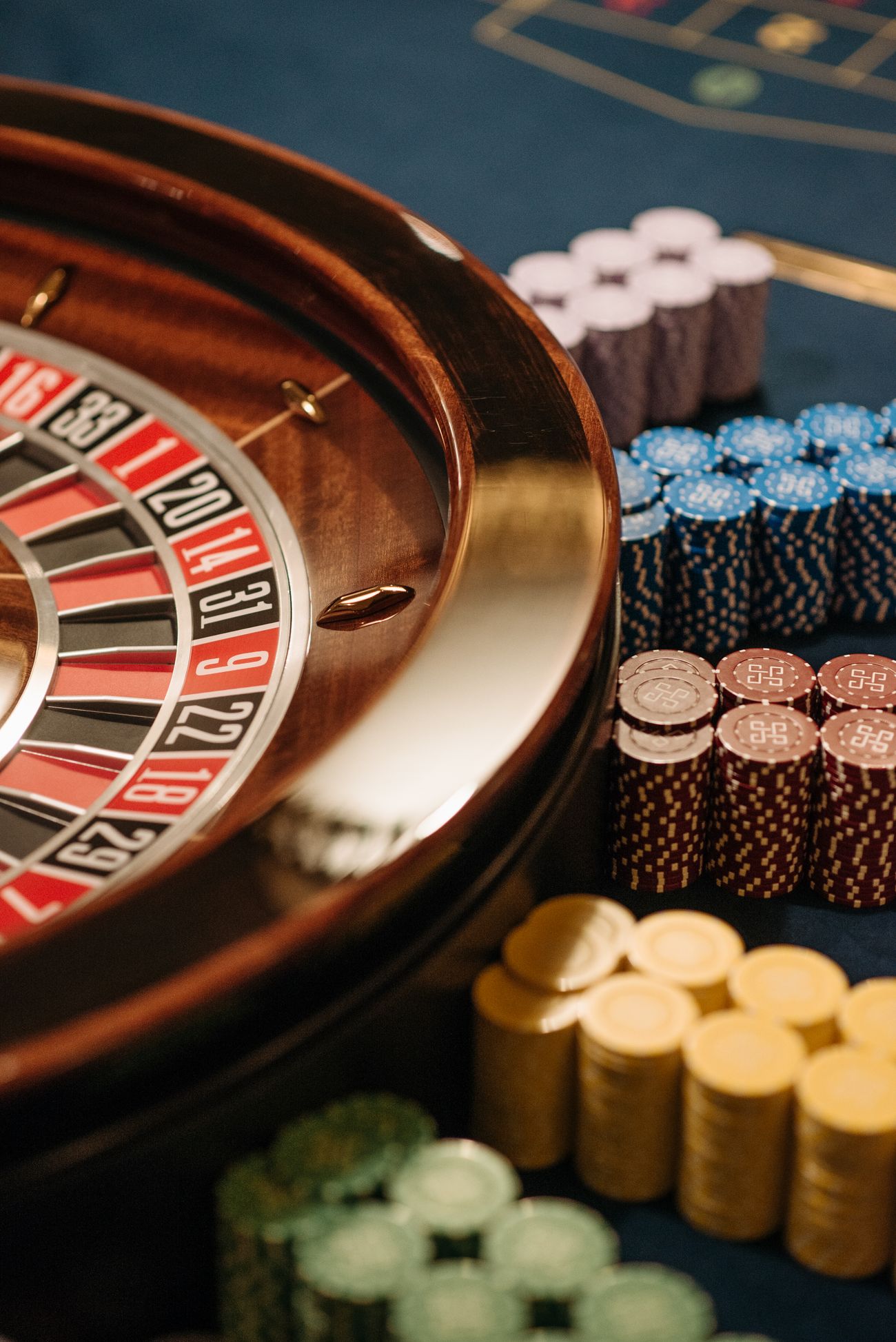 Casino-Chips auf einem Spieltisch als Symbolfoto